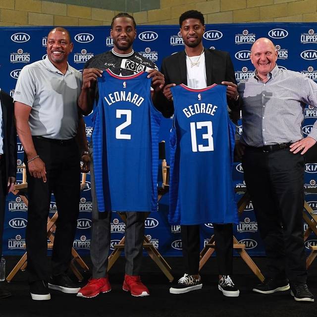 球迷齐喊梅西，C罗微笑回应：再大点声！12分钟传射+斩MVP 3场4球